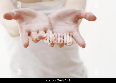 Frau verlängerte ihre Handflächen nach oben Stockfoto