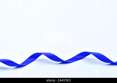 Curly Farbband blau auf weißem Hintergrund, dekorative Elemente Stockfoto