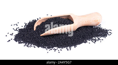 Schwarzkümmel Samen in Löffel aus Holz, auf weißem Hintergrund. Nigella sativa. Stockfoto