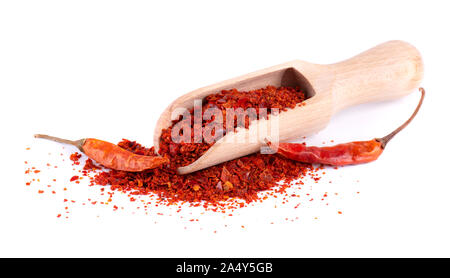 Trocken und gemahlen Chili Flocken auf weißem Hintergrund. Red chili peppers in einem Löffel aus Holz. Stockfoto