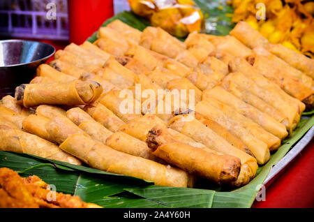 Frittierte Frühlingsrollen im Markt Stockfoto