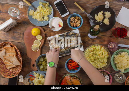 Traditionelle Thanksgiving Day Feier Party. Flachbild-lay von Familie essen. Festliche Weihnachten Tabelle, Ansicht von oben Stockfoto