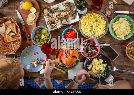 Traditionelle Thanksgiving Day Feier Party. Flachbild-lay von Familie essen. Festliche Weihnachten Tabelle, Ansicht von oben Stockfoto
