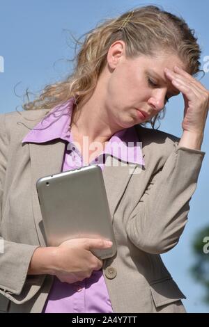 Nach Blond Business Woman unter Stress Stockfoto