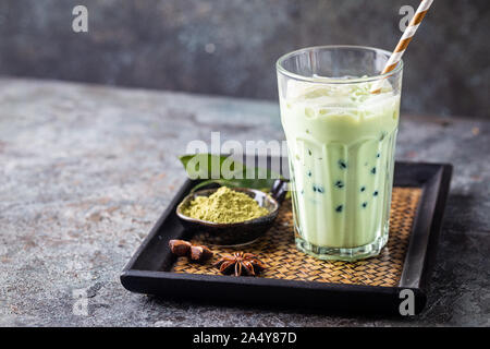Matcha Bubble Tea mit Tapioka Perlen in hohe Gläser Stockfoto