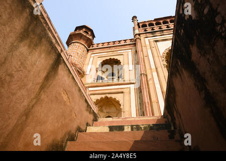 Atemberaubende Aussicht auf die safdarjung Grab mit seiner gewölbten und gewölbte Rot Braun und Weiß gefärbte Strukturen. Stockfoto