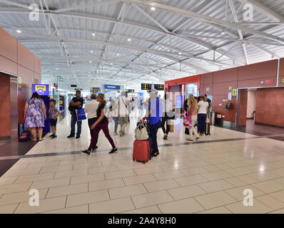 Tivat, Montenegro - Oktober 10. 2019. Menschen in der Abflughalle des internationalen Flughafens Tivat Stockfoto