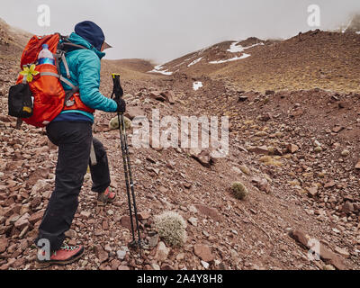 Touristische stehendes Mädchen über den felsigen Kanal durch Eis Gletscher im Hohen Atlas, Marokko, Afrika Stockfoto