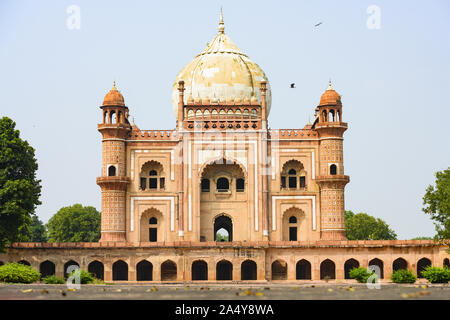 Atemberaubende Aussicht auf die safdarjung Grab mit seiner gewölbten und gewölbte Rot Braun und Weiß gefärbte Strukturen. Stockfoto