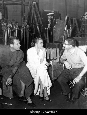 WILLIAM holden Grace Kelly und Direktor Mark Robson am Set offen die Brücken von TOKO RI 1954 Roman James A.Michener Perlberg - Seaton Produktionen/Paramount Pictures Filmen Stockfoto