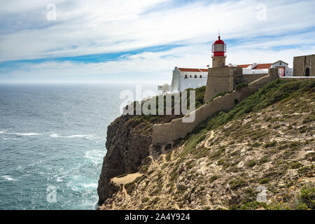 Die malerischen roten Leuchtturm auf den Klippen von Cabo de Sao Vicente (Kap St. Vincent) Die southwesternmost Point of Portugal, Algarve Stockfoto