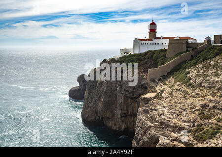 Der malerischen Leuchtturm auf den Klippen von Cabo de Sao Vicente (Kap St. Vincent) mit Blick auf den Atlantic Ocean am southwesternmost Punkt Portugals, Stockfoto