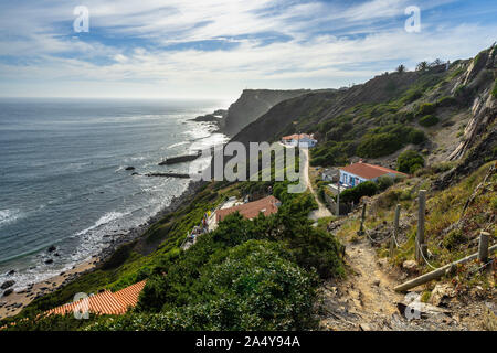 Malerische Fußweg auf den Klippen der Praia de Arrifana eine der schönen Strand der Costa Vicentina, Aljezur, Algarve, Portugal Stockfoto