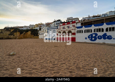 Strand von Carvoeiro bei Sonnenuntergang, einen farbenfrohen Fischerdorfes an der Algarve. Carvoeiro, Portugal, April 2019 Stockfoto