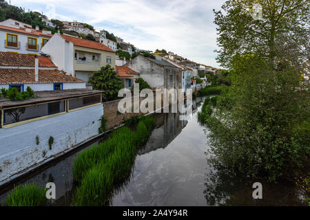 Häuser in einem Fluss in der kleinen Stadt Aljezur, Algarve, Portugal widerspiegelt, Stockfoto