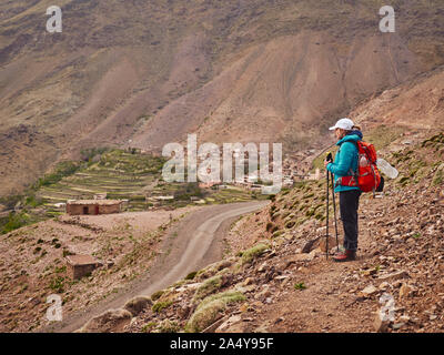 Touristische Mädchen stehen auf der touristischen Pfad in der Nähe von Noosa über Tacheddirt Dorf und der Blick in das Tal, das im Hohen Atlas Marokko Afrika Stockfoto