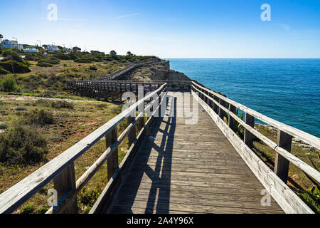 Carvoeiro Boardwalk ist eine malerische Klippe entfernt, die von der Stadt zum Algar Seco Felsformation, Algarve, Portugal führt Stockfoto