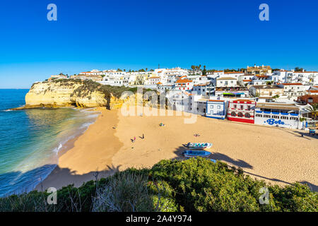 Blick auf Carvoerio, einem beliebten Urlaubsziel in der Algarve. Von Carvoeiro, Bootstouren der berühmten benagil Höhle zu besuchen. Carvoeiro, Portugal Stockfoto