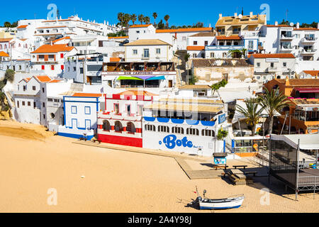 Malerische Fischer Häuser am Strand von Carvoeiro. Carvoeiro, Algarve, Portugal, April 2019 Stockfoto