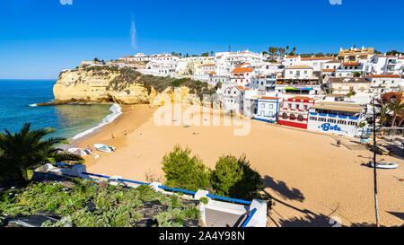 Blick auf carvoerio Beach, einem beliebten Urlaubsziel in der Region Algarve. Carvoeiro, Portugal, April 2019 Stockfoto