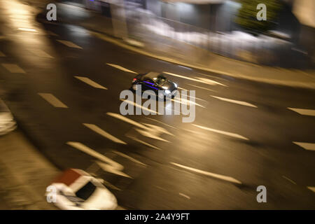 15. Oktober 2019, Hessen, Frankfurt/Main: Autos am Abend auf einer Straße mit Fahrbahnmarkierungen und Pfeile Foto: Jens Kalaene/dpa-Zentralbild/ZB Stockfoto