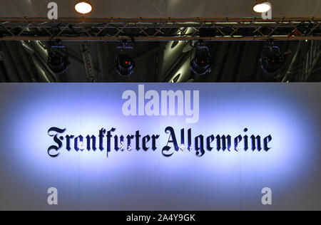 16. Oktober 2019, Hessen, Frankfurt/Main: Das Logo der Frankfurter Allgemeinen Zeitung am Stand des Verlages. Foto: Jens Kalaene/dpa-Zentralbild/ZB Stockfoto