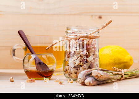 Tasse Kräutertee mit getrockneten Lemon Grass, Honig und Zitrone auf Holz- Hintergrund. Stockfoto