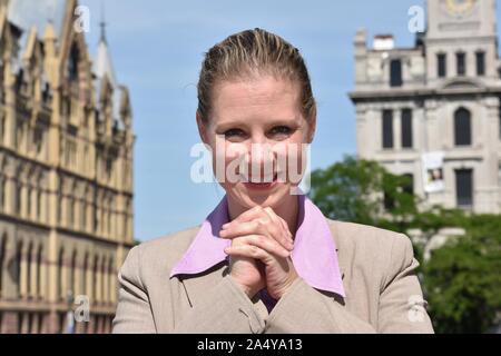 Nach Blond Geschäftsfrau im Gebet tragen Anzug Stockfoto