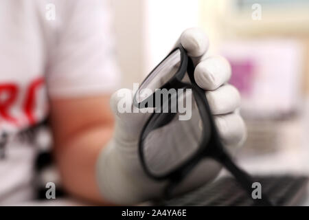 Bild der Mann mit der Eingabe mit Tastatur und tragen Handschuhe getragen. Auf weissem Hintergrund. Stockfoto