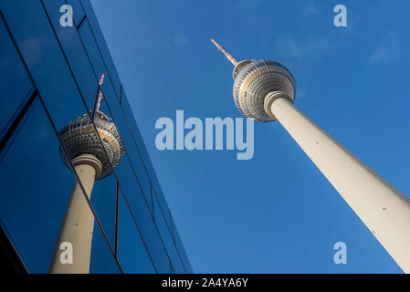 Schöne städtische Reflexionen im Stadtzentrum von Berlin, Deutschland, mit einem Detail der Fernsehturm Fernsehturm genannt Stockfoto