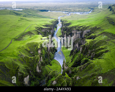 Einzigartiges robustes Landschaft der Schlucht Fjaðrárgljúfur abgedeckt durch die schönen grünen Moos, im Süden Islands befindet. Luftaufnahme. Stockfoto