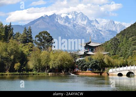 Black Dragon Lagune in Lijiang, einer Stadt in der Provinz Yunnan in China ist eine berühmte Teich im malerischen Jade Spring Park. Jade Dragon Snow Stockfoto