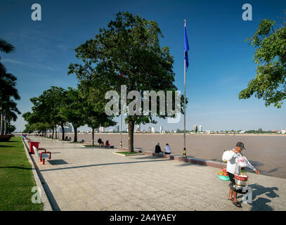 Sisowath Quay öffentlichen Riverside Park im Zentrum von Phnom Penh Kambodscha an einem sonnigen Tag Stockfoto