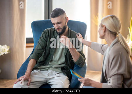 Bärtiger Mann besseres Gefühl nach dem Gespräch mit dem Psychoanalytiker Stockfoto