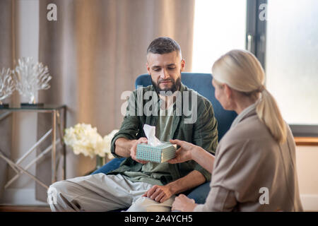 Man Gefühl dankbar unter Servietten von Psychologen Stockfoto