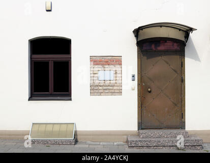 Fenster aus Kunststoff und Metall vintage Tür in die renovierte öffentliche Gebäude sind im Retro Stil. Glas isoliert auf Schwarz. Stockfoto
