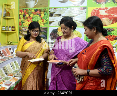 Dhaka, Bangladesch. 16 Okt, 2019. Menschen besuchen eine Messe anlässlich des World Food Day in Dhaka, Bangladesch organisiert, am Okt. 16, 2019. Der Welternährungstag wurde Mittwoch in Bangladesch mit Schwerpunkt Ernährungssicherheit für die Bevölkerung durch die Erhöhung der Produktion von gesunder Ernährung erreichen beobachtet. Credit: Str/Xinhua/Alamy leben Nachrichten Stockfoto