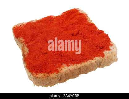 Ein Sandwich für ein harter Kerl Konzept - eine dicke Schicht von Fiery Hot Chili ist auf dem Brot gegossen. Auf weissem studio Makro isoliert Stockfoto