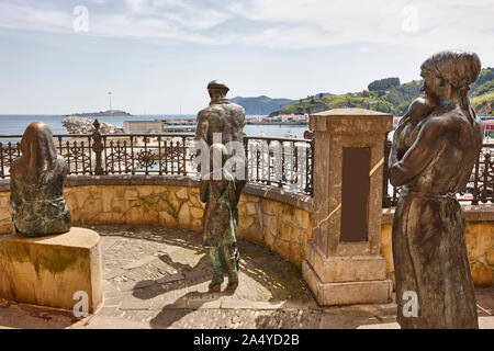 Statuen Skulpturen im traditionellen spanischen Fischerdorf von Bermeo. Spanien Stockfoto
