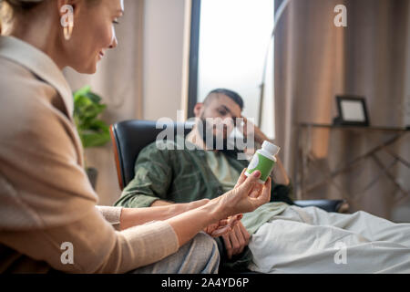 Nahaufnahme von Psychologen, Schlaftabletten zu Patient Stockfoto