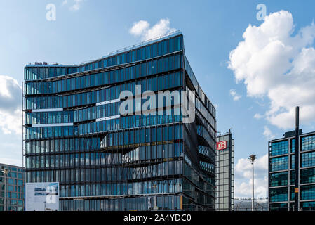 Berlin, Deutschland - 27. Juli 2019: Cube Berlin, ein modernes Bürogebäude am Washingtonplatz, neben dem Hauptbahnhof und dem Spreebogen, auf Th Stockfoto
