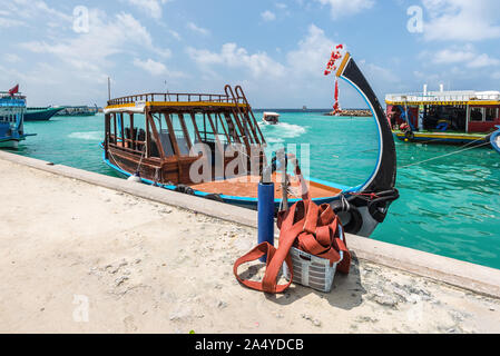 Gulhi Island, Malediven - November 17, 2017: Touristische maledivischen Boot im Hafen in der Nähe der Betankung Spalte im Vordergrund. s auf den Malediven, Indischer O Stockfoto
