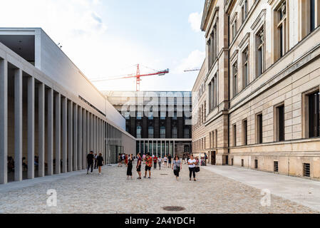 Berlin, Deutschland - 27. Juli 2019: James Simon Galerie und dem Neuen Museum auf der Museumsinsel. Sun flare auf Hintergrund Stockfoto