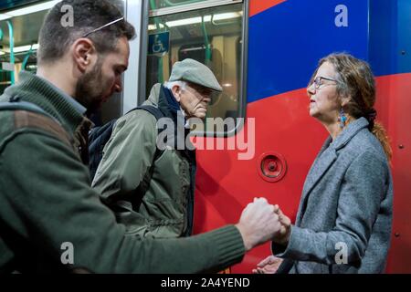 London, Großbritannien. 17 Okt, 2019. Mitglieder der christlichen Klimaschutz ein DLR-Zug in Shadwell Station während das Aussterben Rebellion Proteste in Central London, UK stören. Quelle: Wladimir Morosow/Alamy leben Nachrichten Stockfoto