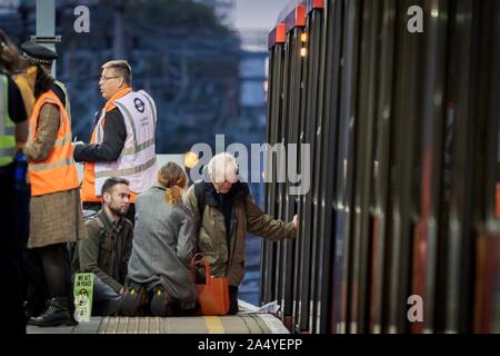 London, Großbritannien. 17 Okt, 2019. Mitglieder der christlichen Klimaschutz ein DLR-Zug in Shadwell Station während das Aussterben Rebellion Proteste in Central London, UK stören. Quelle: Wladimir Morosow/Alamy leben Nachrichten Stockfoto