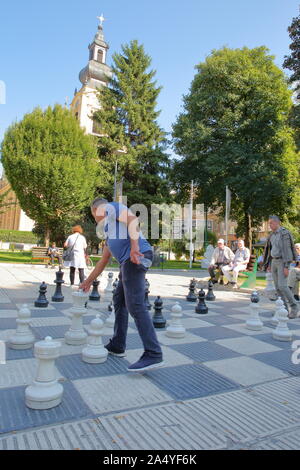 SARAJEVO, BOSNIEN UND HERZEGOWINA - September 15, 2019: Lokale Schachspieler treffen in Liberation Square und Spielen mit einem großen Schachbrett Stockfoto