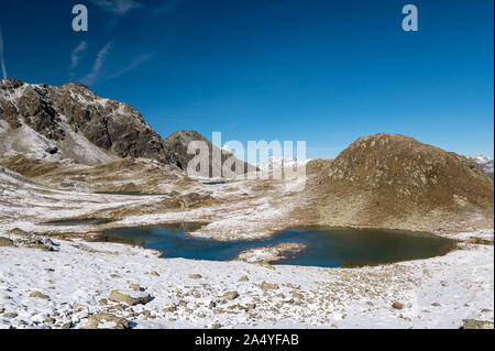 Macun Seen im Herbst mit dem ersten Schnee Stockfoto