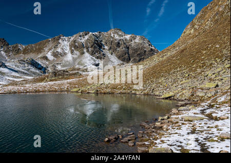 Macun Seen im Herbst mit dem ersten Schnee Stockfoto