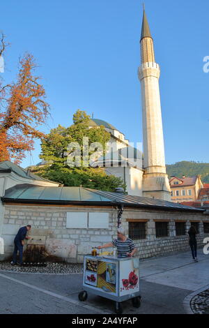 SARAJEVO, BOSNIEN UND HERZEGOWINA - 15. SEPTEMBER 2019: Gazi Husrev Beg-moschee Moschee aus saraci Street gesehen Stockfoto