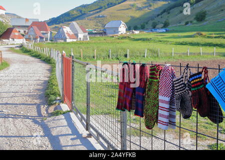 Lukomir Dorf, mit Wolle Socken und Handschuhe (für Touristen) in den Vordergrund, Bosnien und Herzegowina Stockfoto